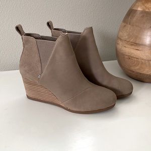 Toms Women Kelsey Ankle Boot Size 7 Wedge Taupe Tan Suede Chelsea